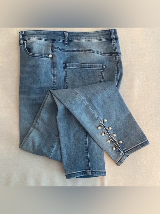 bebe Denim - bebe • High Waist Skinny Pearl Detail Ankle Jean - Medium Blue Wash